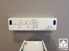 温水洗浄便座付きで、季節を問わずいつでも温かい便座をお使いいただけます。