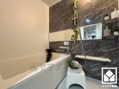 ゆったり足が伸ばせるので、毎日の疲れを癒やすバスタイムを実現。清潔感あふれる空間で、1日の疲れをリフレッシュ。鏡が横長なので、お子様でも見やすく便利です。