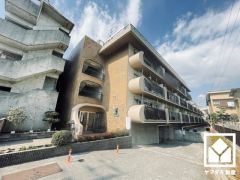 ショッピングモール「ソコラ塚口クロス」まで徒歩7分、ショッピングモール「塚口さんさんタウン」まで徒歩8分など、大型商業施設が徒歩圏内に複数あり便利な住環境です。