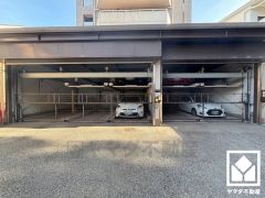 屋内機械式駐車場を完備。重い荷物や雨の日の移動もスムーズで、快適なカーライフを実現。現在、駐車場に空きがございます。空き状況は変動いたしますので、詳細は弊社スタッフまでお気軽にお問い合わせください。