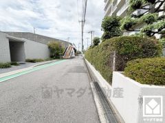 JR福知山線「塚口」駅まで徒歩約4分、阪急電鉄神戸線「塚口」駅まで徒歩約11分の立地。