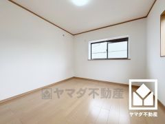 約7帖の2階洋室です。出窓付きで明るくメリハリのある空間。おしゃれなインテリアが映えるデザイン性の高い洋室で、リラックスしたひとときを過ごせます。