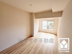 大きな窓からは明るい光が降り注ぎます。