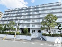 東側には緑豊かな庄下川が流れています。川沿いには遊歩道が整備されており、四季折々の自然を感じながらお散歩やジョギング・サイクリングなどの運動も楽しめる住環境です。