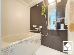 ゆったり足が伸ばせるので、毎日の疲れを癒やすバスタイムを実現。