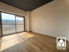 西側洋室です。バルコニーにつながるお部屋で、通風・陽当たり良好。