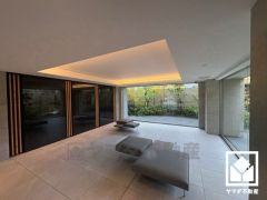 開放的で落ち着いたロビーが、心を癒すひとときを演出。くつろぎと気品が共存する、快適な住まい。