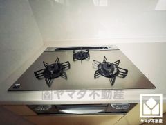 家族のごはん作りがはかどる。同時調理ができる3口コンロ付き。