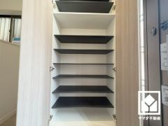 玄関にはシューズボックスを完備。家族の靴もしっかり収納できるので、玄関がいつも片付き、気持ちよくお客様を迎えられます。