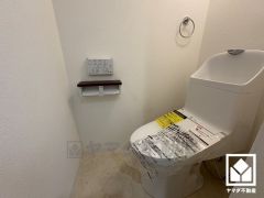 明るく清潔感溢れるトイレです。2連トイレットペーパーホルダーなのでお取替えの手間も軽減できます。