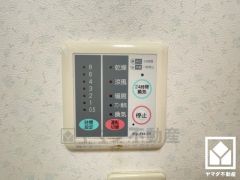 浴室暖房乾燥機付き。真冬の寒い浴室を暖かく、また雨の日の洗濯物の乾燥にと多用途に活躍する機能です。（リフォーム前の写真です）