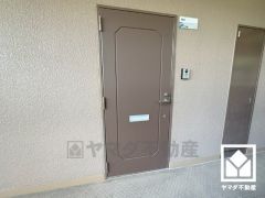 シンプルで洗練された玄関デザイン。帰るたびにホッとできる、心地よい住まいの入り口。