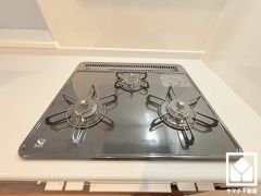 毎日の料理がもっとスムーズに。便利な3口コンロ付きキッチン。