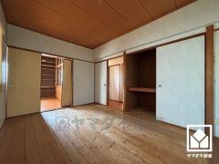 ゆとりのある押入れには、ご家族の季節の衣類などを収納して頂けます。