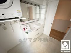 ガス衣類乾燥機「乾太くん」付き。雨や花粉、PM2.5などが気になる日でも、天候に左右されずふんわりと洗濯物を乾かせます。シワがつきにくいのも嬉しいポイント。