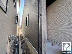 リビングにも2つの収納スペースを完備。日用品や小物もスマートに片付き、住空間を広々お使いいただけます。