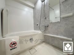 ゆったり足が伸ばせるので、毎日の疲れを癒やすバスタイムを実現。清潔感あふれる空間で、1日の疲れをリフレッシュ。