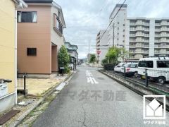 屋根裏収納付きだから、家の中をもっとスッキリ。季節の荷物や趣味の道具もしっかり収納。廊下にも収納スペースがあり、住空間を広々お使いいただけます。