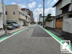 前面道路幅員約7.03mとゆったりとした広さがあるのでファミリーカー等の車の出入れも楽にできます。