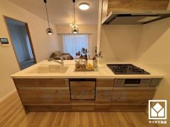 フラットタイプのカウンターキッチンなので配膳や片付けがしやすく、お料理中でもお子様の様子が分かって安心です。