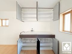 キッチン収納の多さもお料理を楽にしてくれるポイント。備え付けのカップボードがあり、スッキリとした空間が保てます。