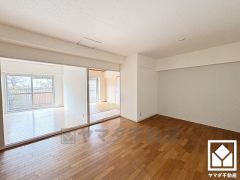 心地よい空間が広がるリビングで、家族みんなが快適に過ごせる時間を提供。