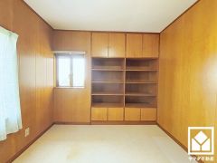 開き戸とオープンシェルフで見せる収納と隠す収納を両立。整理整頓がしやすい設計の壁面収納付き。