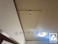 屋根裏収納付きだから、家の中をもっとスッキリ。季節の荷物や趣味の道具もしっかり収納。