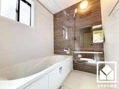 1日の疲れを癒す浴室でゆったりリフレッシュ。小窓が付いているので明るく、こもりがちな湿気もすぐ取り除くことができます。