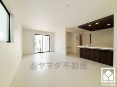 広々18.1帖のLDKが魅力。家族全員がリラックスできる、ゆったりとした快適リビングで温かい団らんの時間を。