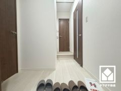 シンプルで洗練された玄関スペース。帰るたびにホッとできる、心地よい住まいの入り口。