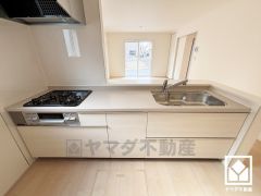 カウンターキッチンなので配膳や片付けがしやすく、お料理中でもお子様の様子が分かって安心です。浄水器付きなので、いつでも安心・安全な水をお使いいただけます。