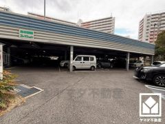 敷地内に駐車場棟を完備（月額4100円～6800円。敷金30000円）。重い荷物や雨の日の移動もスムーズで、快適なカーライフを実現。空き状況等は弊社スタッフまでお気軽にお問い合わせください。