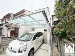 洗面室には床下収納があり、消耗品などもスッキリ片づけることができます。