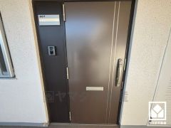 玄関ドアは防犯性の高いダブルロックドアです。