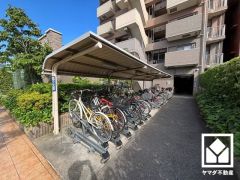 屋根付き駐輪場なので、雨や風、直射日光から自転車を守ることができます。