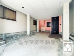 広々とした2台分のインナーガレージを完備。重い荷物や雨の日の移動もスムーズで、快適なカーライフを実現。