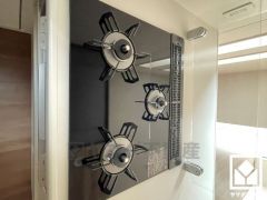 家族のごはん作りがはかどる。同時調理ができる3口コンロ付き。