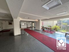 ゆったりとしたロビーが、住まう人の憩いの場に。落ち着いた空間で、ほっと一息つける時間を。