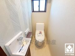 明るく清潔感溢れるトイレです。2連トイレットペーパーホルダーなのでお取替えの手間が軽減できます。