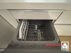 毎日の家事の負担を軽減でき、水道代の節約にもなる食器洗乾燥機付き。