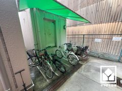 北側には国道43号線が通っています。阪神高速道路の尼崎西出入口（神戸方面）や武庫川出入口（大阪方面）も下道10分圏内で、車での移動もしやすい立地です。