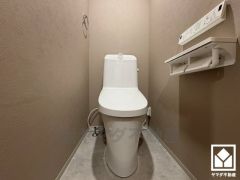 明るく清潔感溢れるトイレです。2連トイレットペーパーホルダーなのでお取替えの手間が軽減できます。