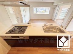 調理に手間がかかりがちな肉や魚を、短時間でサッと焼き上げることができるグリル付き。換気効率が高くお手入れしやすいスリム型のレンジフードも完備。スッキリとしたスタイリッシュなデザインも魅力の一つです。