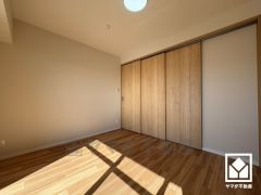 リビングに隣接する続き間で、一体利用も可能です。