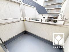 南西側バルコニーで陽当たり、風通し良好。
