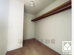 収納力豊富なウォークインクローゼット付き。お洋服はもちろん、スーツケースなどの大物もしっかり収納できます。