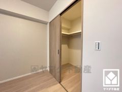 約6.5帖の洋室です。収納の扉が引き戸なので、家具の配置がしやすいです。