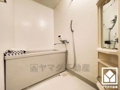 1日の疲れを癒す浴室でゆったりリフレッシュ。清潔感あふれる空間で、毎日のバスタイムをより快適に。