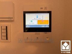 突然の来訪時でも安心なモニター付きインターホンを完備。お留守番中のお子様でも簡単に来訪者の確認ができます。